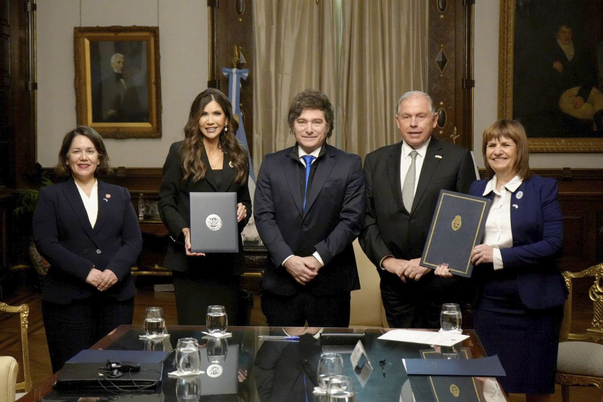 Javier Milei estuvo acompañado por Patricia Bullrich para recibir a la secretaria de Seguridad de Estados Unidos.