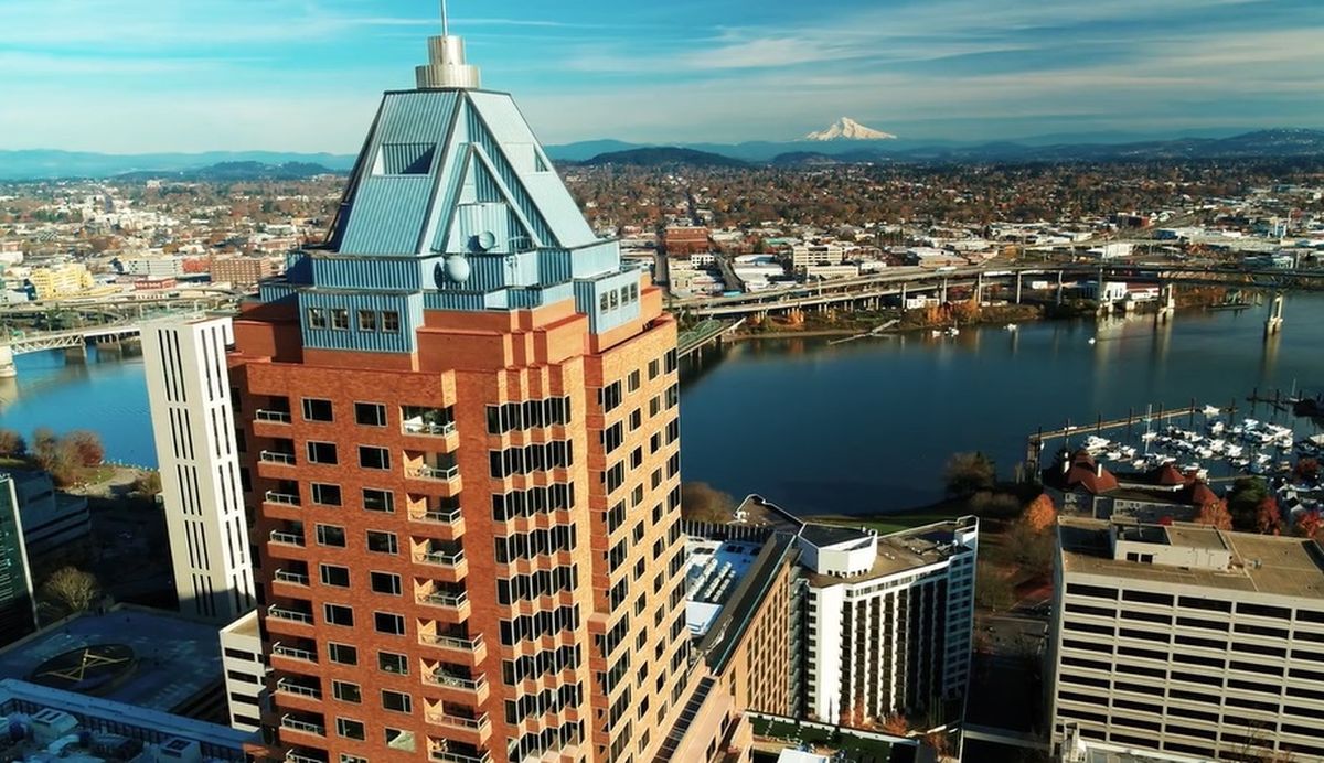 Al oeste de Kerns se encuentra una afluente del río Willamette. Al oeste de Kerns se encuentra una afluente del río Willamette.
