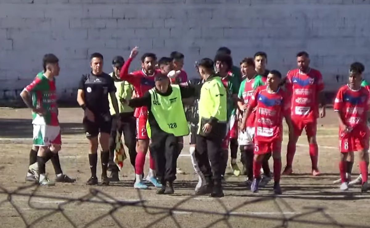 El partido se suspendió durante el entretiempo.