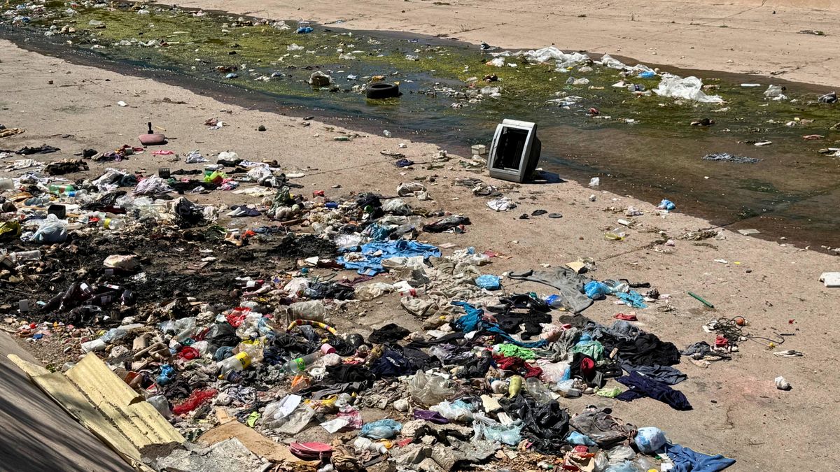 La acumulación de basura en los cauces, un problema ambiental de larga data. Aquí, en el colector ubicado frente al barrio San Martín. La acumulación de basura en los cauces, un problema ambiental de larga data. Aquí, en el colector ubicado frente al barrio San Martín.