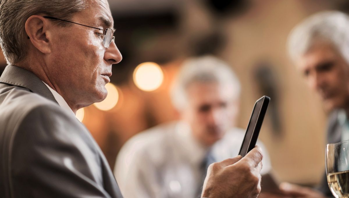 Usar el celular en una juntada con amigos, en una reucion familiar, etc puede revelar mucho de la importancia que le da la persona al otro o a la situación en sí. Usar el celular en una juntada con amigos, en una reucion familiar, etc puede revelar mucho de la importancia que le da la persona al otro o a la situación en sí.
