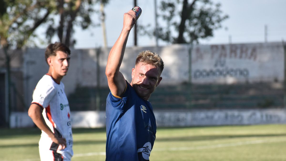 Pablo Cayla festeja el gol del triunfo para el Deportivo Guaymallén ante FADEP.