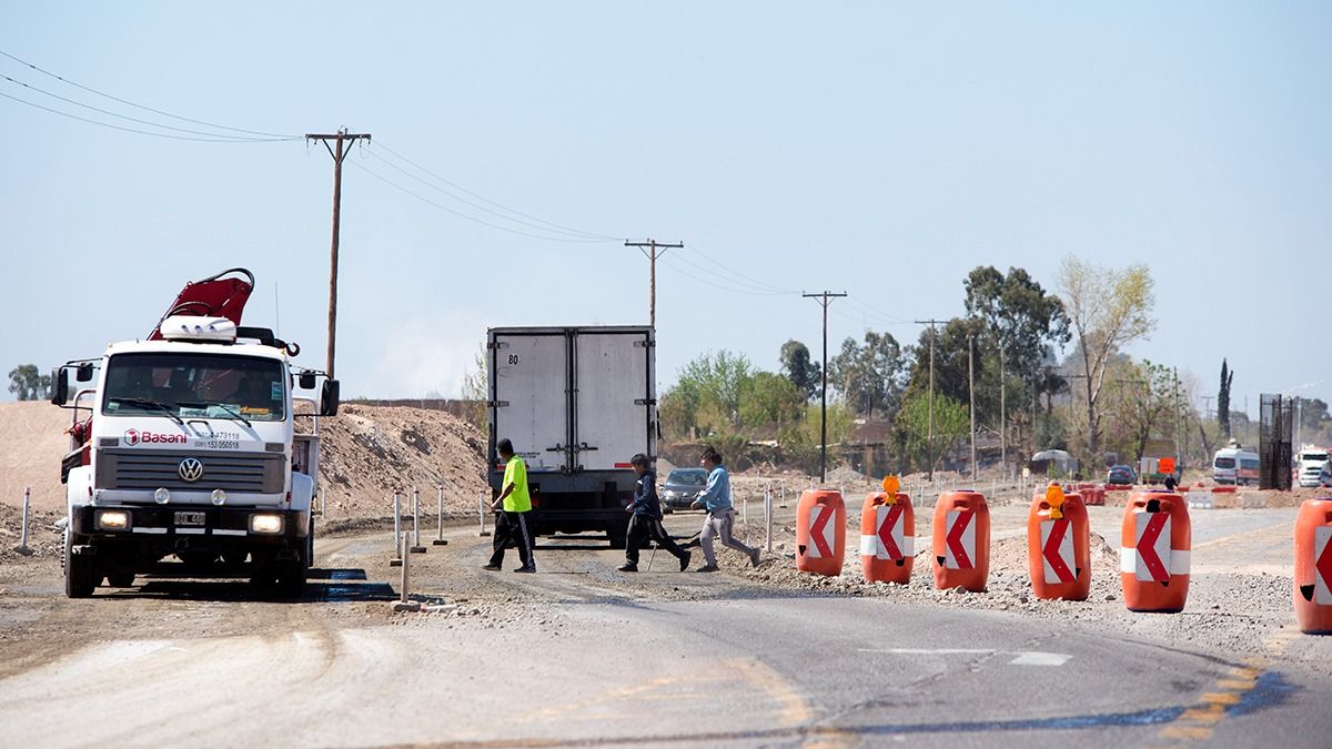 La doble vía Mendoza - San Juan, altamente importante para descongestionar el paso de camiones que vienen o van al norte del país.&nbsp;
