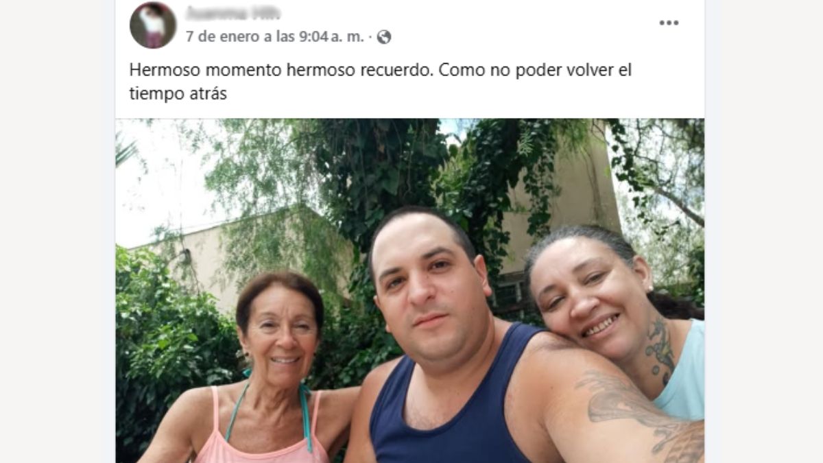 Juan Manuel Ramírez junto a la dos mujeres ya fallecidas. Juan Manuel Ramírez junto a la dos mujeres ya fallecidas.