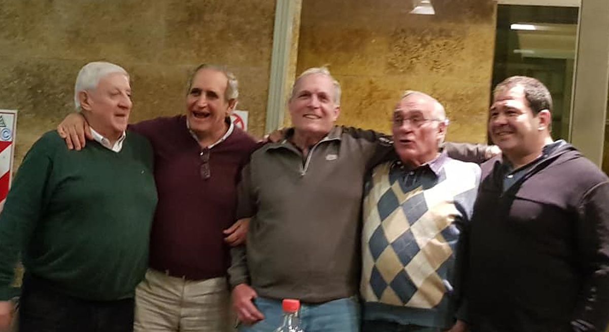 Irañeta junto a Costante e Insúa, la primera línea del 76, junto a Fariello y Méndez. Irañeta junto a Costante e Insúa, la primera línea del 76, junto a Fariello y Méndez.