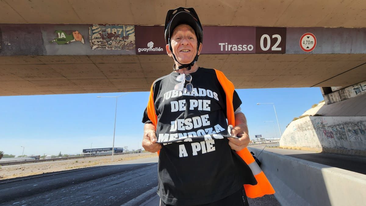 La remera de Juan Bautista, que explica todo el proyecto de Carlos Córdoba.