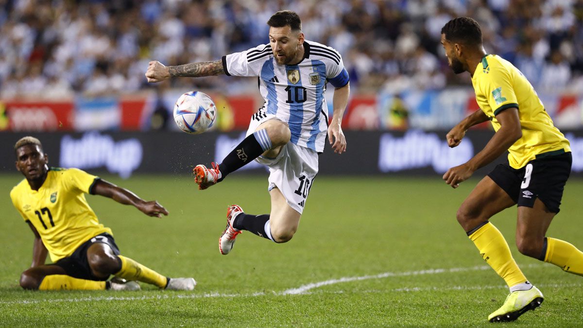 Lionel Messi ingresó en el segundo tiempo y marcó un doblete para Argentina.