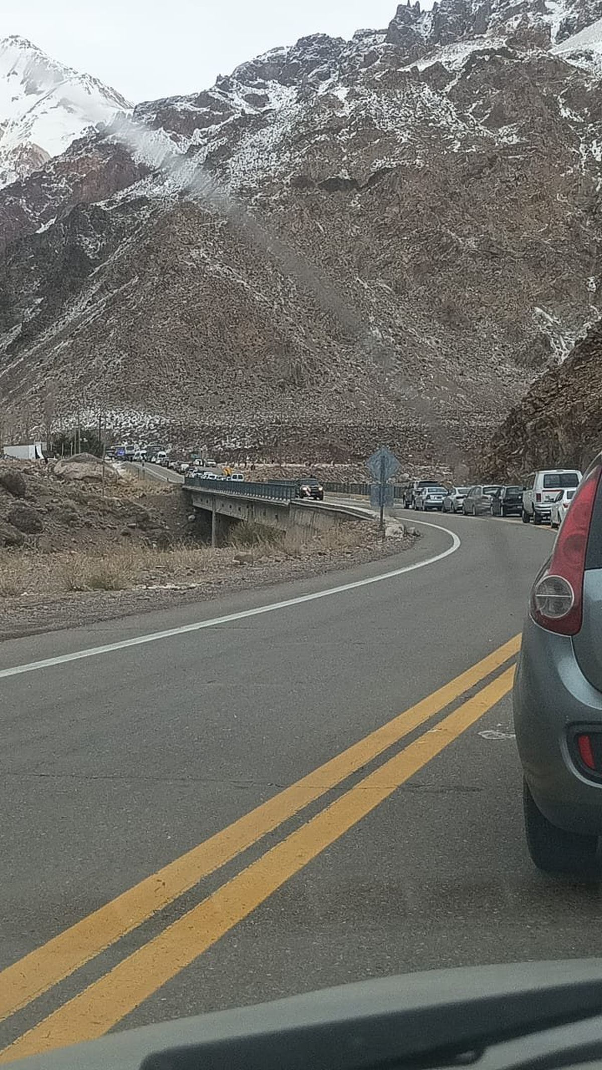 Cientos de turistas debieron esperar días para poder llegar hasta el centro de esquí Los Puquios, a pesar que la ruta 7 estaba despejada.