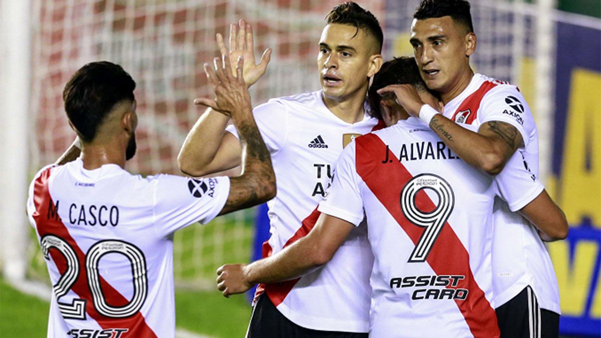 Matçias Suárez festeja la apertura del marcador con Borré, Álvarez y Casco.