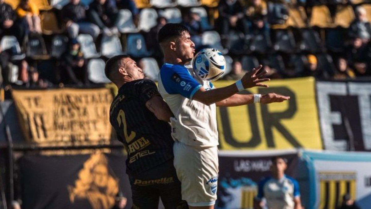 El esquema ultradefensivo del Tomba le negó poder de ataque, y tampoco sirvió para frenar totalmente a un limitado equipo de Almirante Brown. El esquema ultradefensivo del Tomba le negó poder de ataque, y tampoco sirvió para frenar totalmente a un limitado equipo de Almirante Brown.
