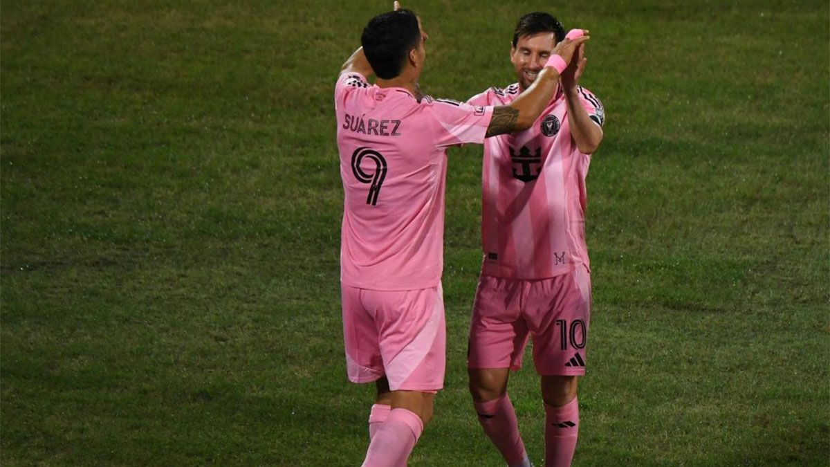 Messi saluda a Luis Su&aacute;rez.