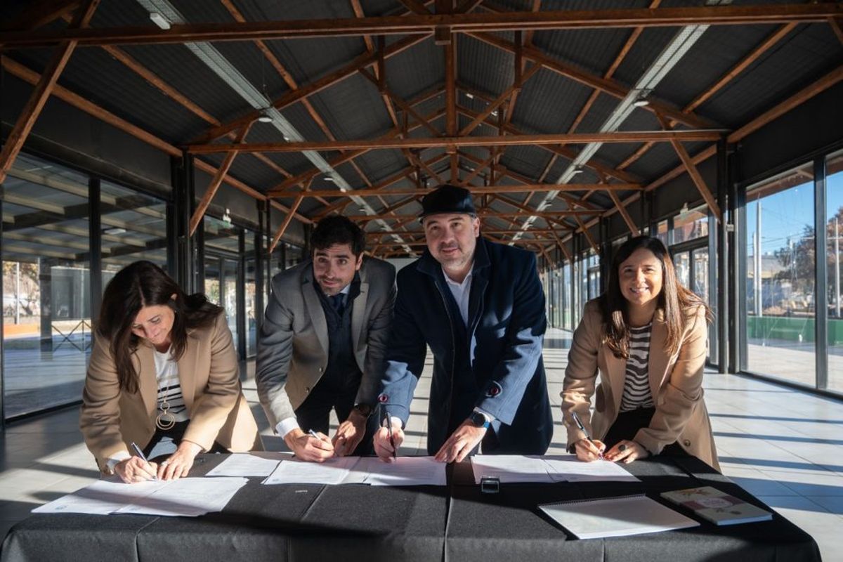 La firma del acuerdo entre el Gobierno y Maipú por obras con fondos del resarcimiento con Gabriela Testa, Natalio Mema, Matías Stevanato y Marité Badui. La firma del acuerdo entre el Gobierno y Maipú por obras con fondos del resarcimiento con Gabriela Testa, Natalio Mema, Matías Stevanato y Marité Badui.