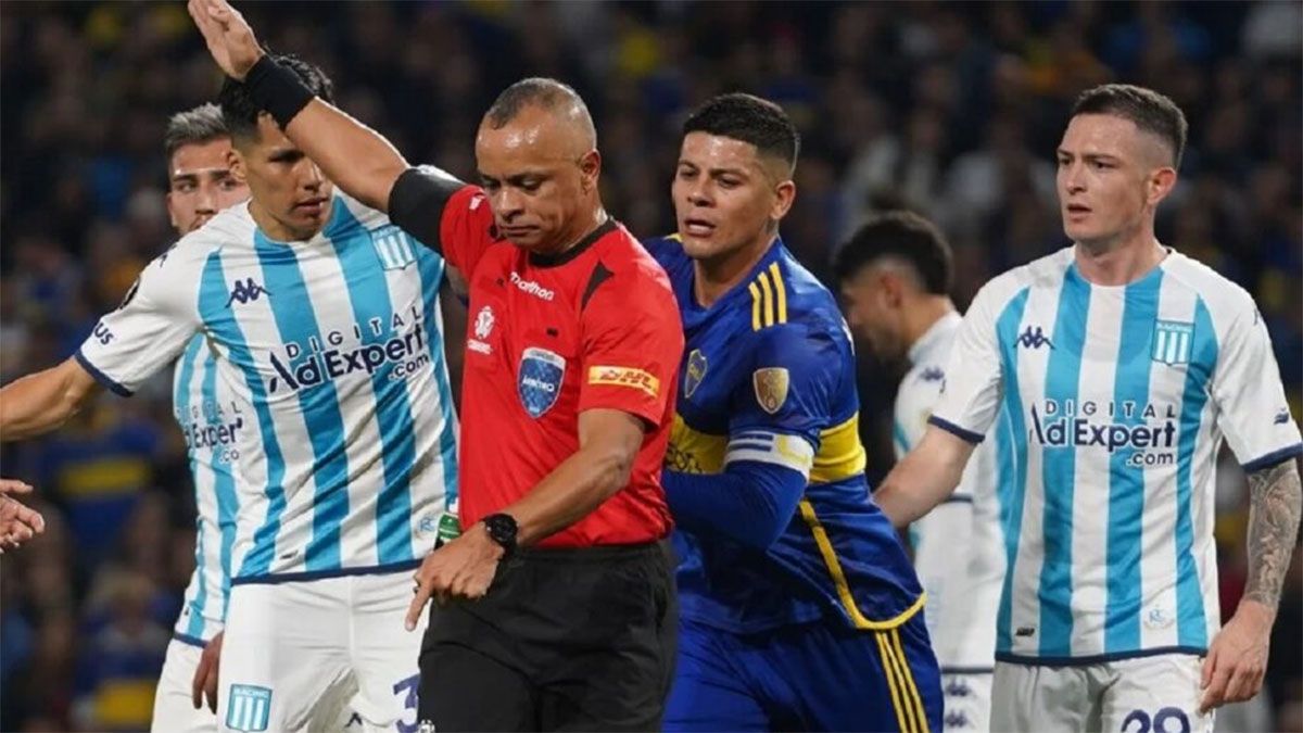 El juez&nbsp;Wilton Sampaio anula el gol de Edinson Cavani a Racing.