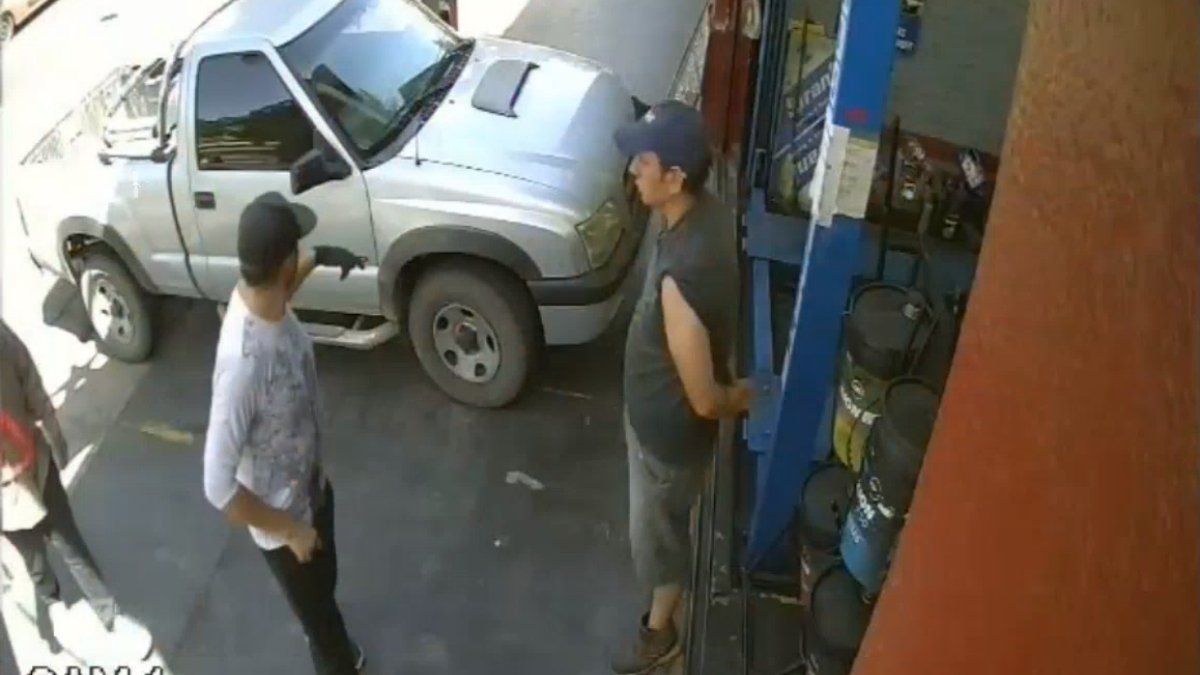 Falcón y Quarñolo mantienen una conversación durante unos minutos en la puerta, mientras el resto de la banda ingresa al local.