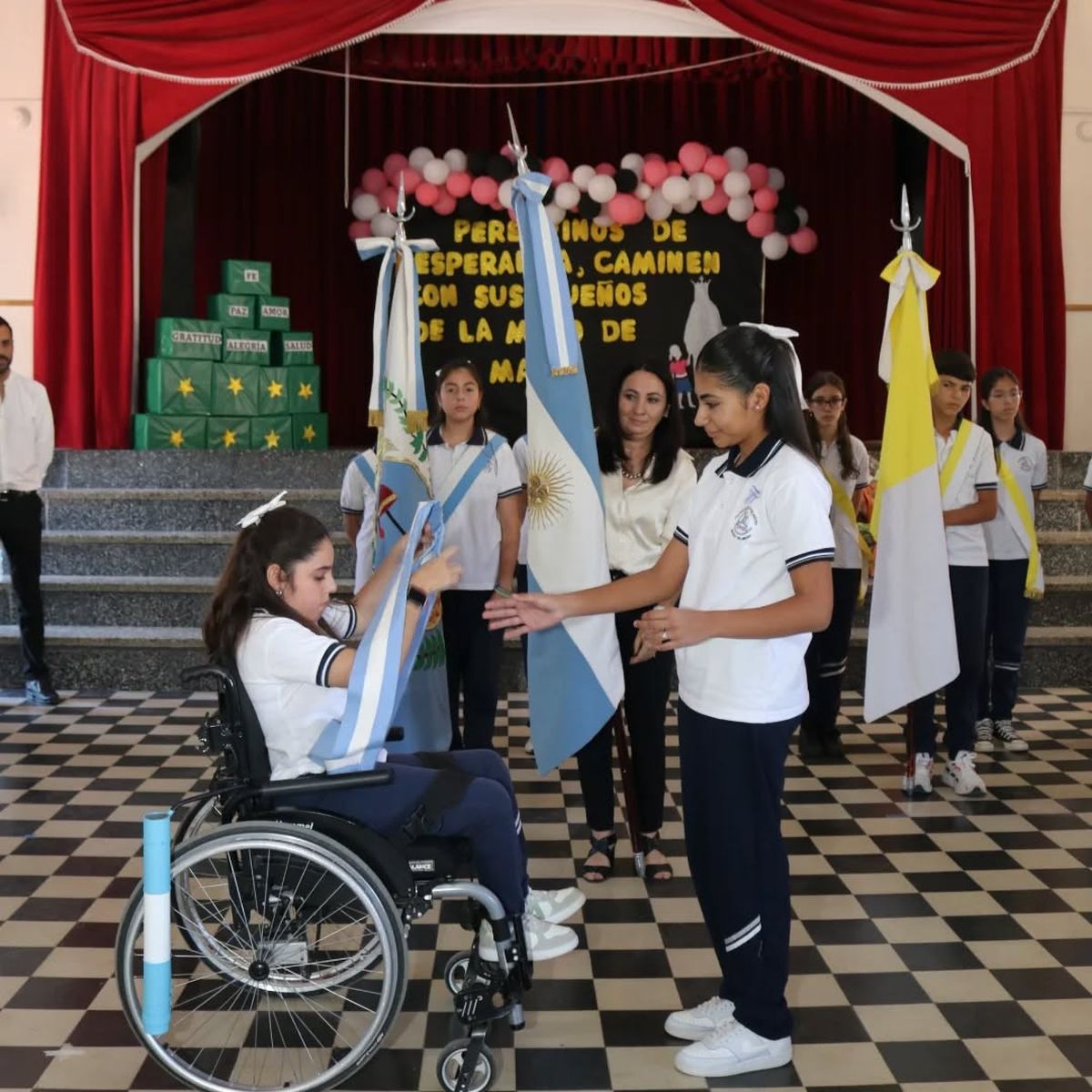 La entrega de la bandera, un momento emotivo en el colegio. La entrega de la bandera, un momento emotivo en el colegio.
