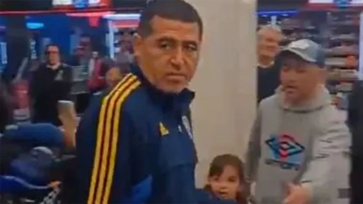 Juan Román Riquelme fue insultado cuando regresaba con Boca a Argentina y reaccionó.
