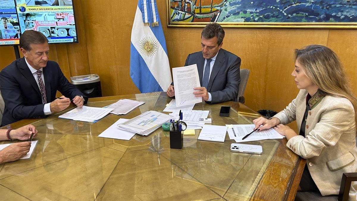 Suarez viene de firmar un convenio junto a Sergio Massa y Flavia Royón para administrar la energía que produciría El Baqueano. 