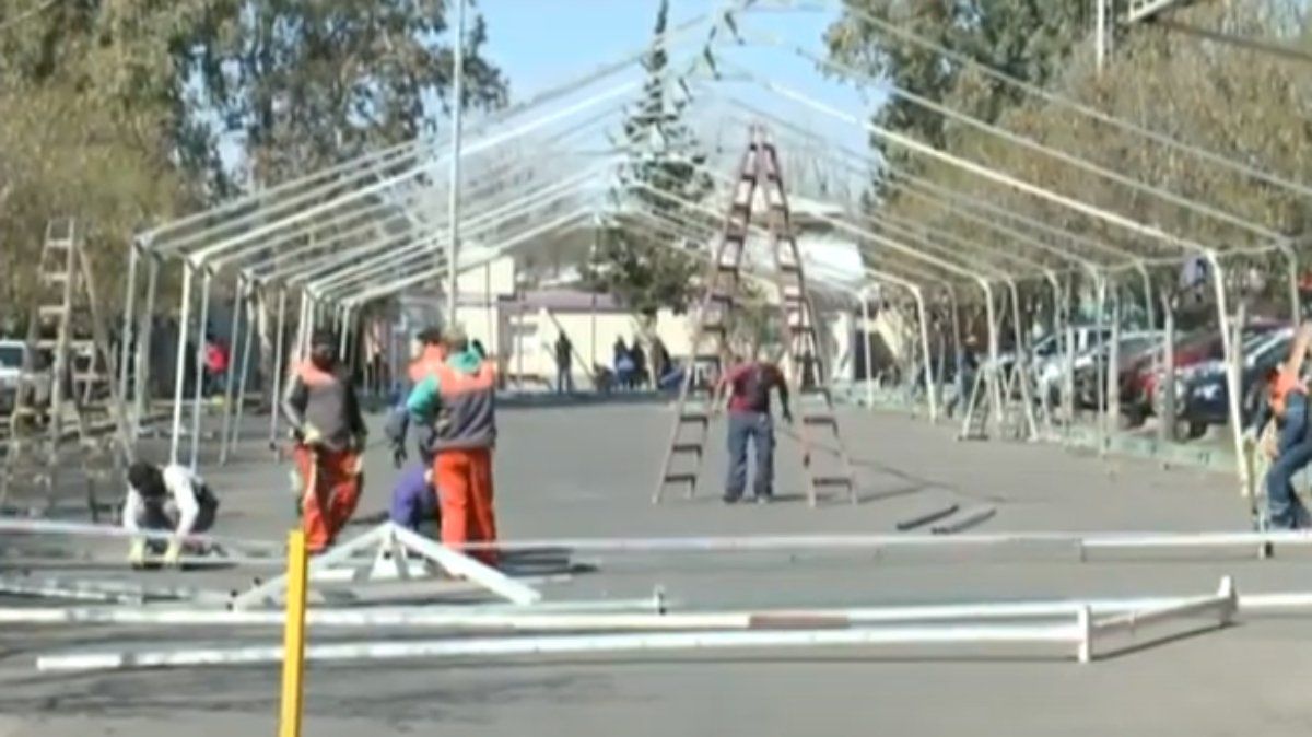 En la mañana de este lunes se levantó una carpa para que funcione como la guardia y recepción de los pacientes con o sospechados de coronavirus.