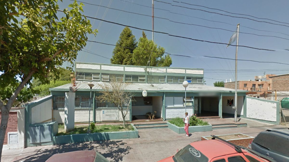 Comisaría 29° de Gutiérrez, en Maipú, demasiado cerca del escenario del crimen de Florencia Romano, como para no generar bronca en la sociedad.