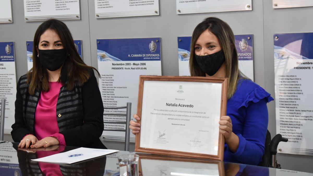 Natalia Acevedo muestra orgullosa la distinción recibida en la Legislatura de Mendoza por su labor de ayuda a discapacitados desde sus redes sociales, usando como respaldo su experiencia personal y ejemplo de superación.
