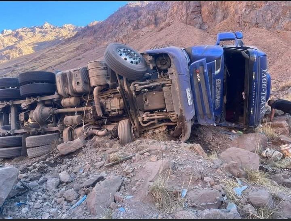 Un camión volcó en soledad en la