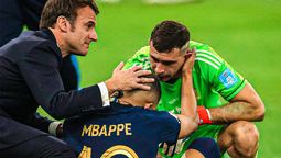 Dibu Martínez consuela a Mbappé.