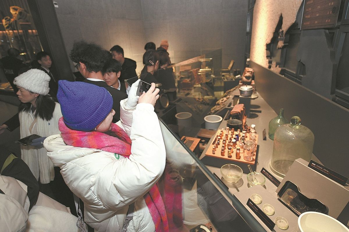 Visitantes recorren la Sala de Exhibición de Evidencias de los Crímenes Cometidos por la Unidad 731 del Ejército Imperial Japonés, situada en Harbin. LIU YANG / PARA CHINA DAILY Visitantes recorren la Sala de Exhibición de Evidencias de los Crímenes Cometidos por la Unidad 731 del Ejército Imperial Japonés, situada en Harbin. LIU YANG / PARA CHINA DAILY