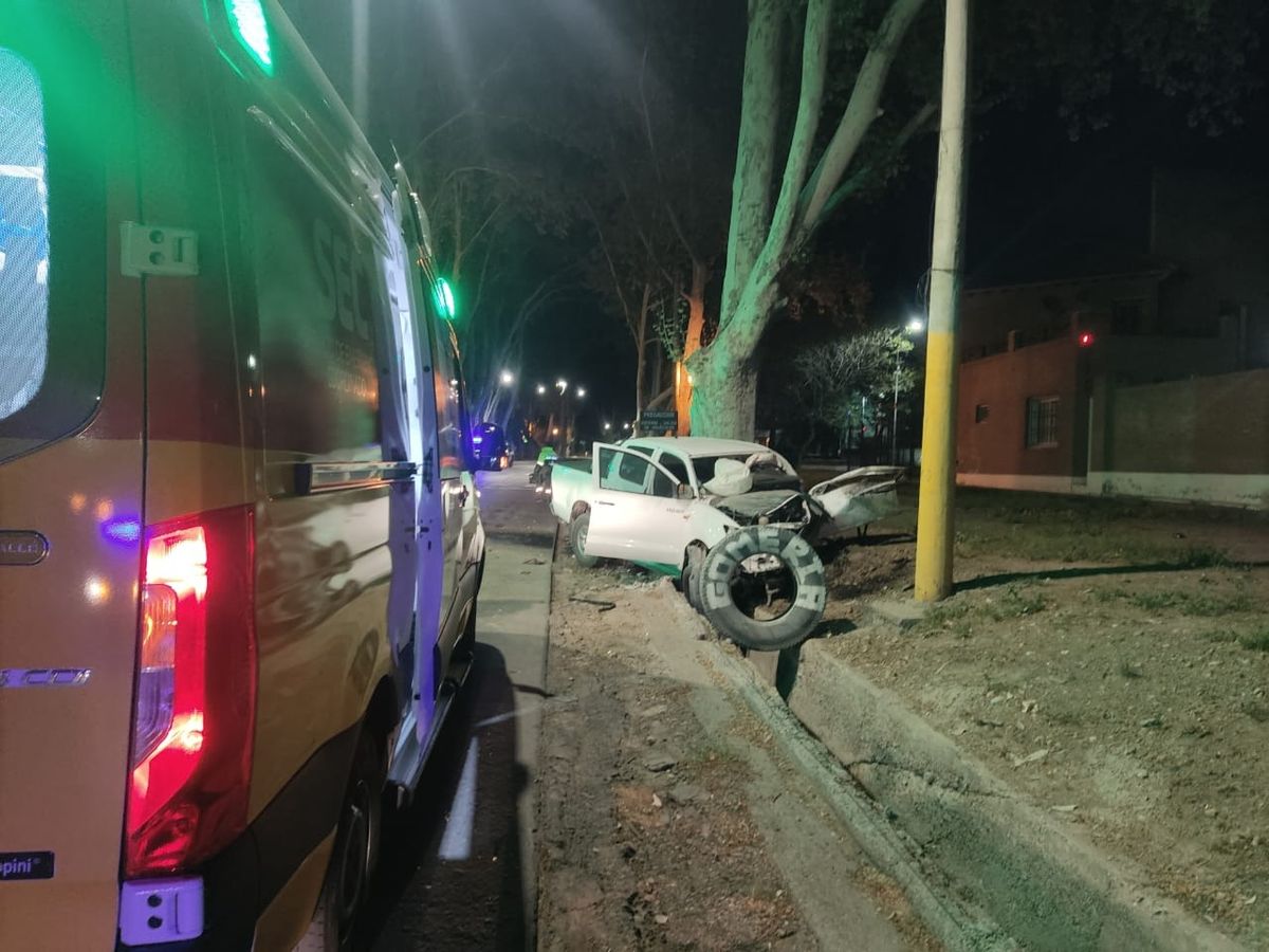 Los ocupantes de la Hilux fueron trasladados de urgencia al Hospital Central. Los ocupantes de la Hilux fueron trasladados de urgencia al Hospital Central.