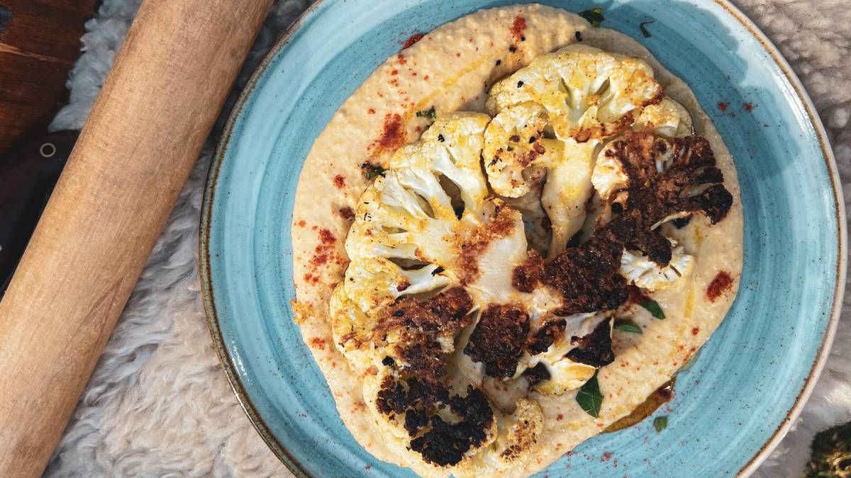 Recetas: coliflor crocante con hummus.