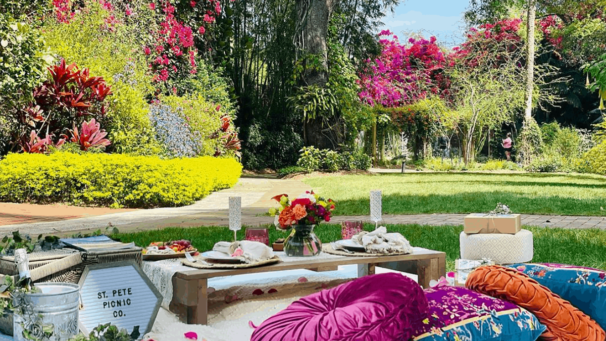 ic, Sunken Gardens tiene una nueva oferta única. St. Pete Picnic Co. y Gather 'Round and Graze se han asociado para crear una experiencia de pícnic personalizada ic, Sunken Gardens tiene una nueva oferta única. St. Pete Picnic Co. y Gather 'Round and Graze se han asociado para crear una experiencia de pícnic personalizada