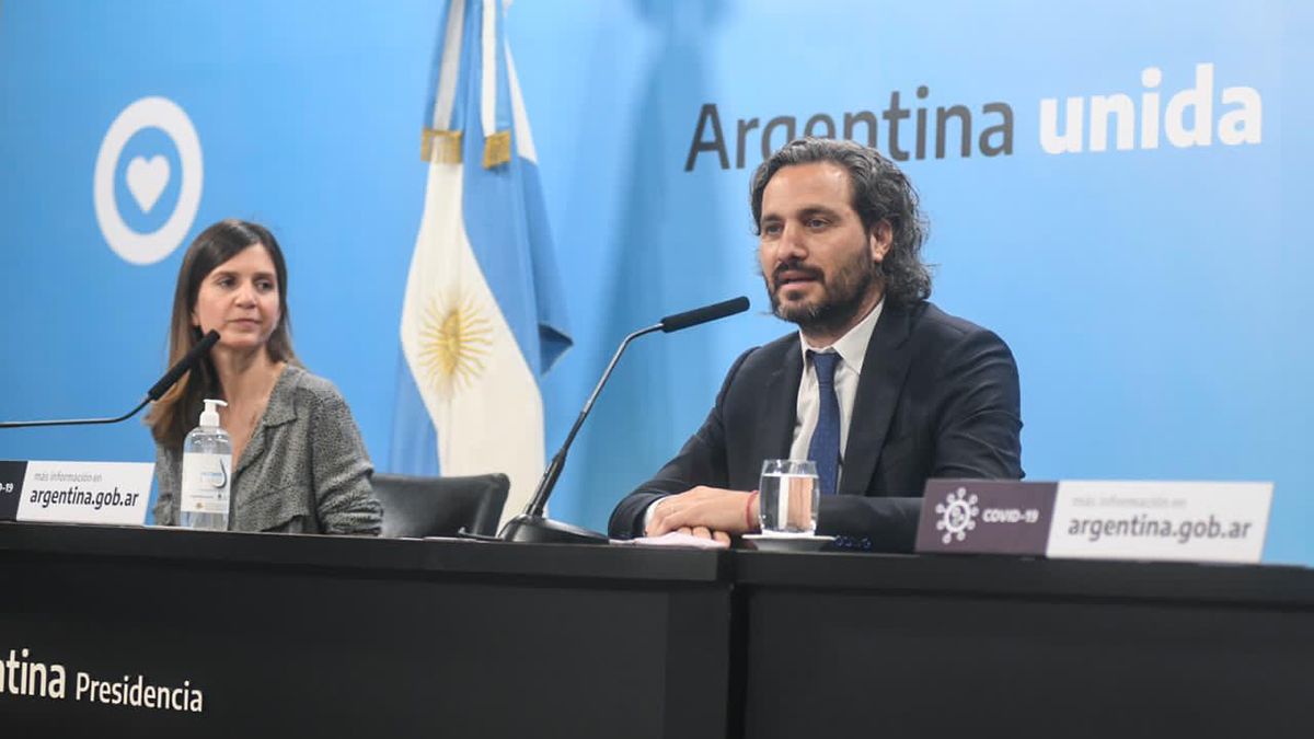 Santiago Cafiero y la directora Ejecutiva de ANSES, Fernanda Raverta anunciaron el aumento a jubilados.