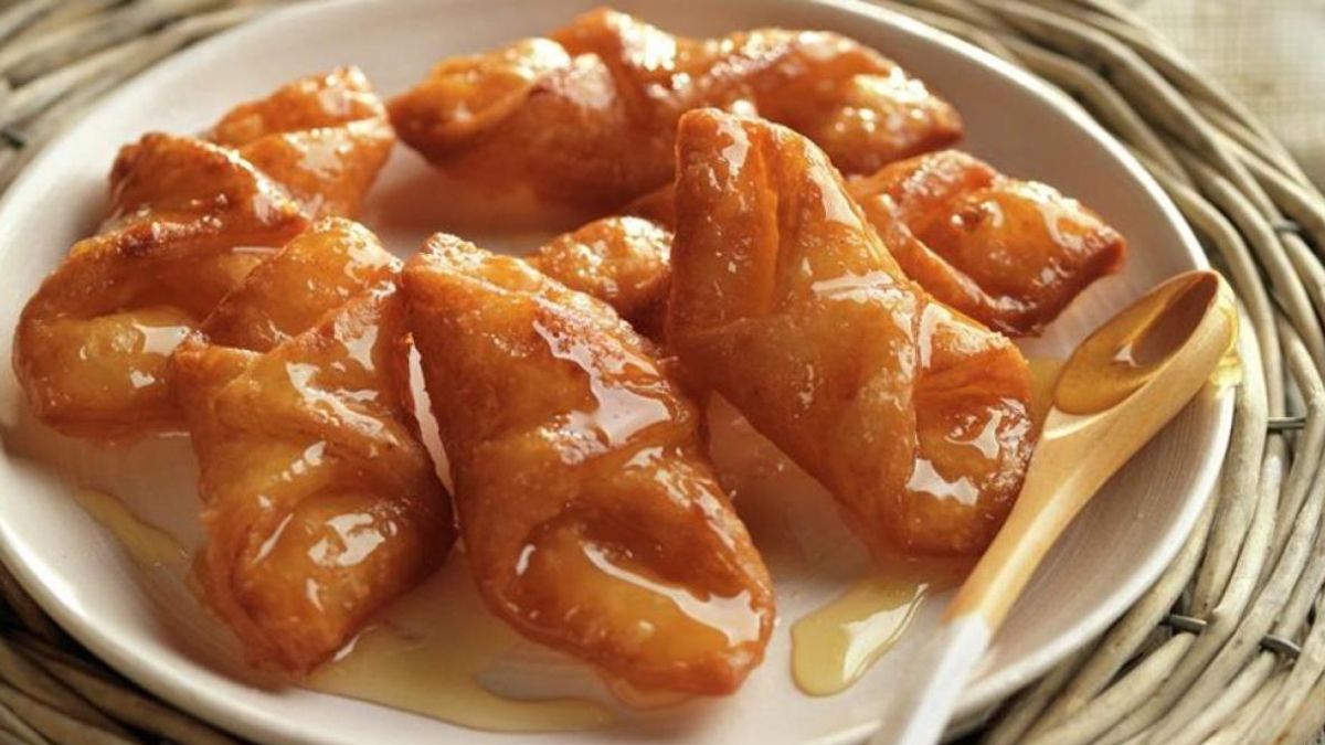 Pestiños con miel, una de las recetas dulces más deliciosas de la gastronomía española.