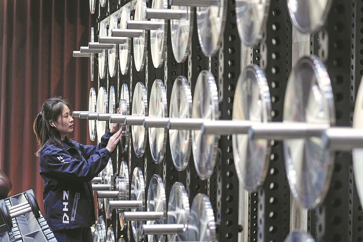 Una empleada clasifica equipos de entrenamiento en Shandong DHZ Fitness Equipment Co Ltd, en el condado de Ningjin, provincia de Shandong. ZHU ZHENG/XINHUA