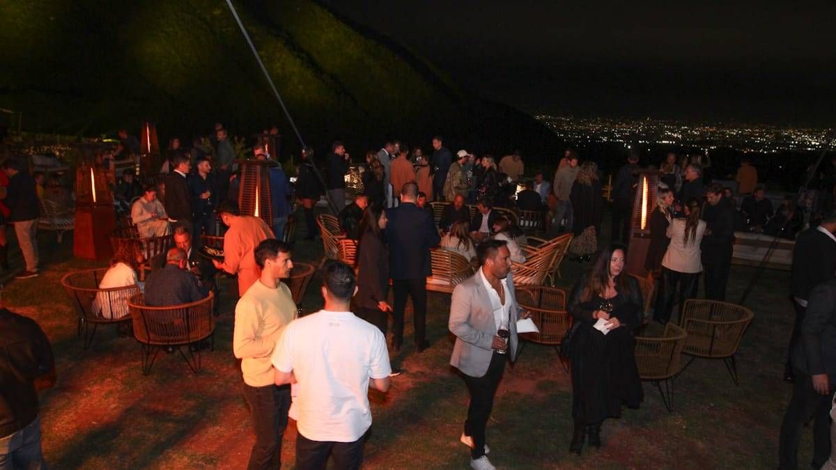 Una gran cantidad de público se dio cita en la noche del sábado para compartir la inauguración de Puesto del Indio e Isidris.