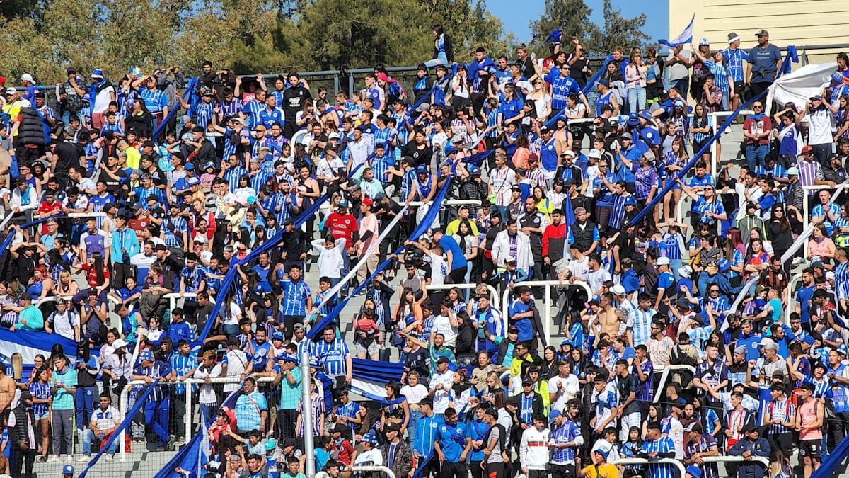 Los hinchas de Godoy Cruz acompañaron al equipo ante Independiente