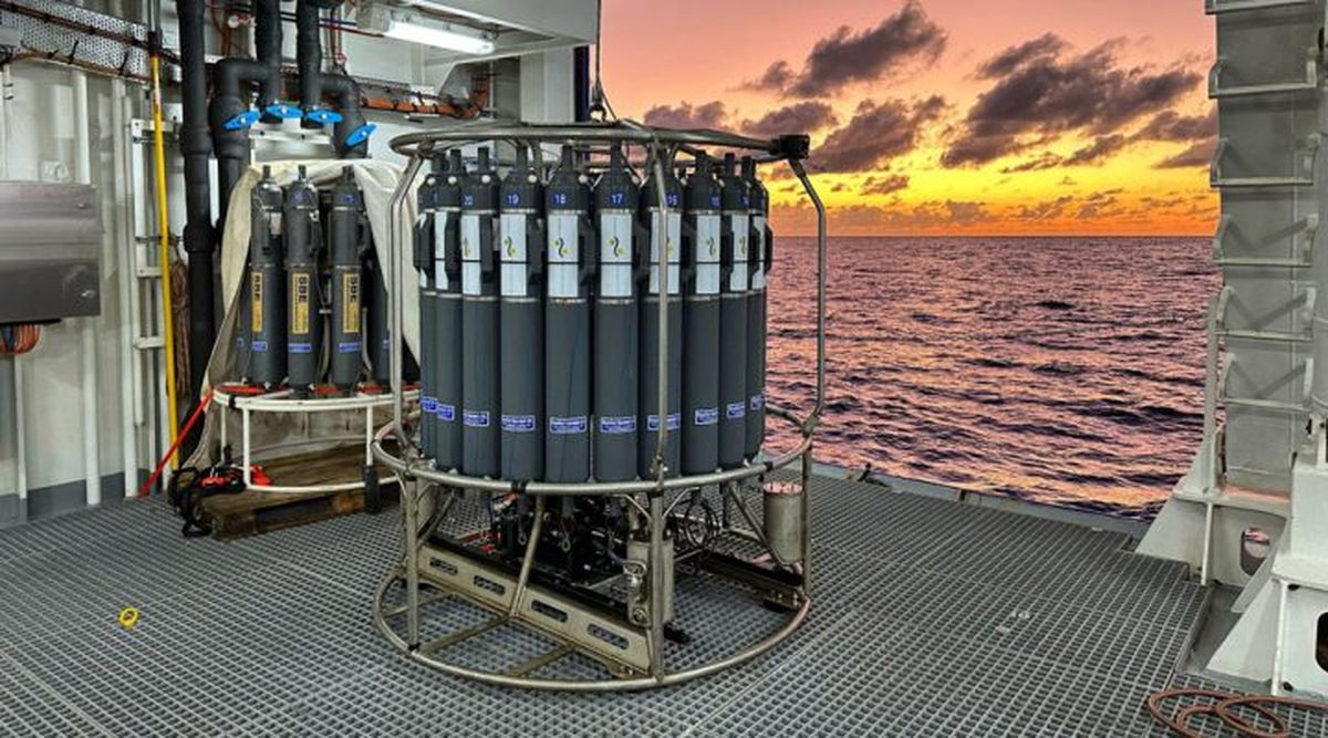 La corriente de Malvinas es una corriente oceánica que corre de sur a norte a lo largo del talud continental de Argentina. La corriente de Malvinas es una corriente oceánica que corre de sur a norte a lo largo del talud continental de Argentina.