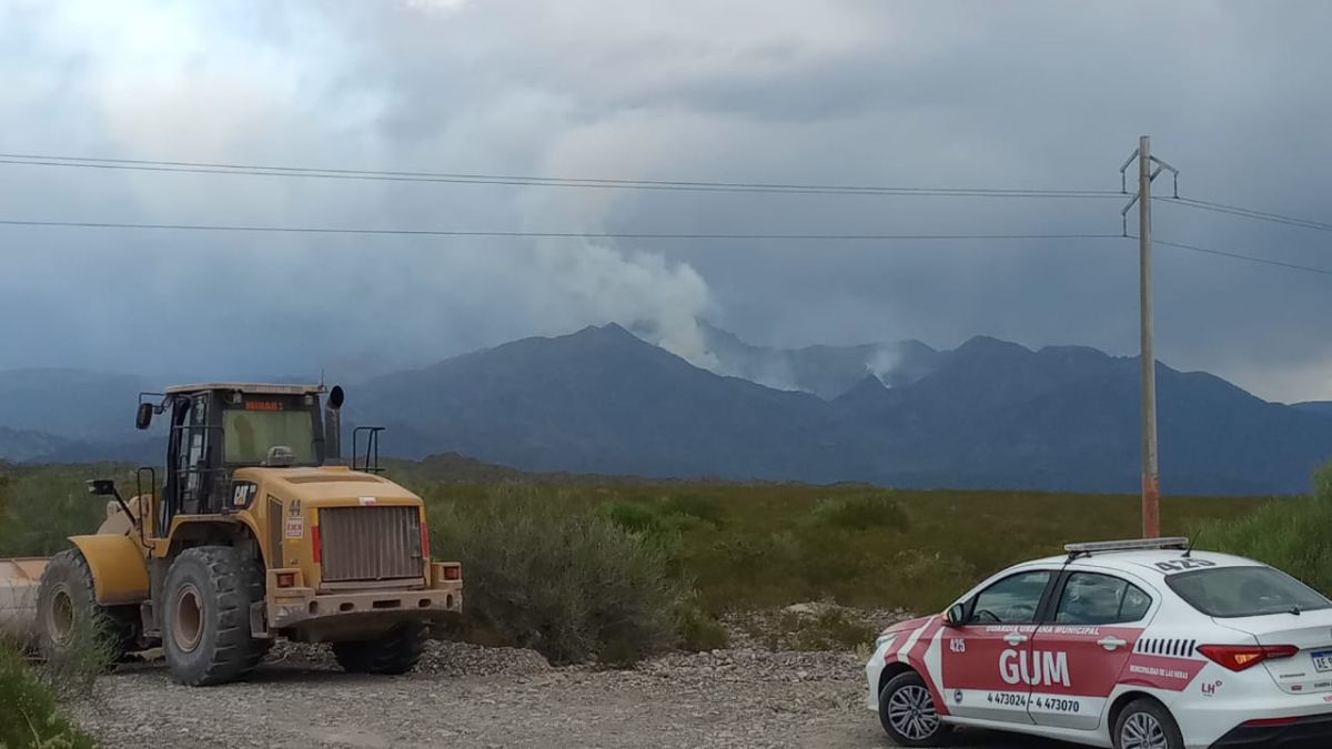Vista del incendio en Villavicencio desde la ruta provincial 52, donde efectivos de distintas reparticiones esperaban para entrar en acción.