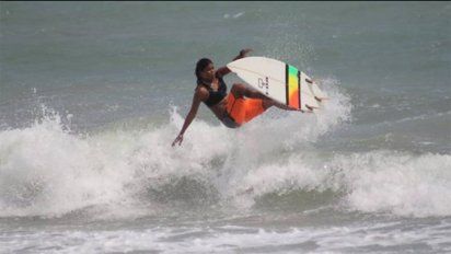 Luzimara Souza entrenaba surf y fue alcanzada por un rayo que le causó la muerte.