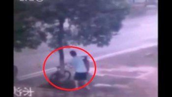 Mirá la increíble maniobra que hizo para robar una bicicleta