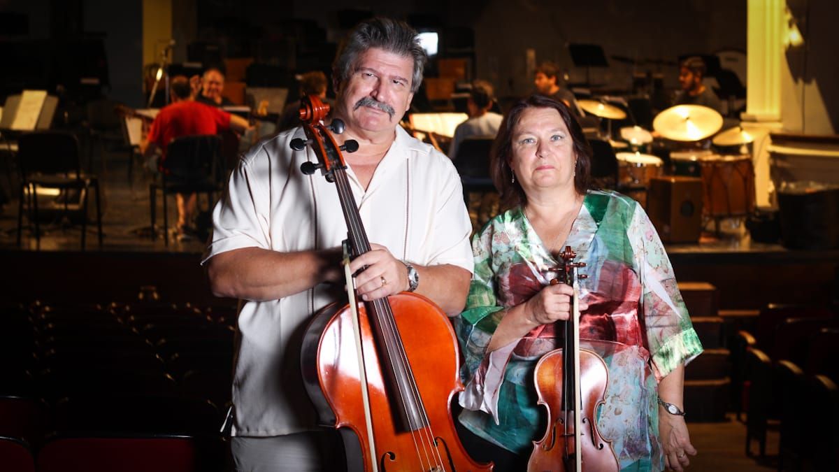 La violinista Mariela Nedyalkova y su marido, el violonchelista de la Filarmónica Nikolay Grozdev, vinieron de Bulgaria para desarrollar aquí su carrera musical. La violinista Mariela Nedyalkova y su marido, el violonchelista de la Filarmónica Nikolay Grozdev, vinieron de Bulgaria para desarrollar aquí su carrera musical.