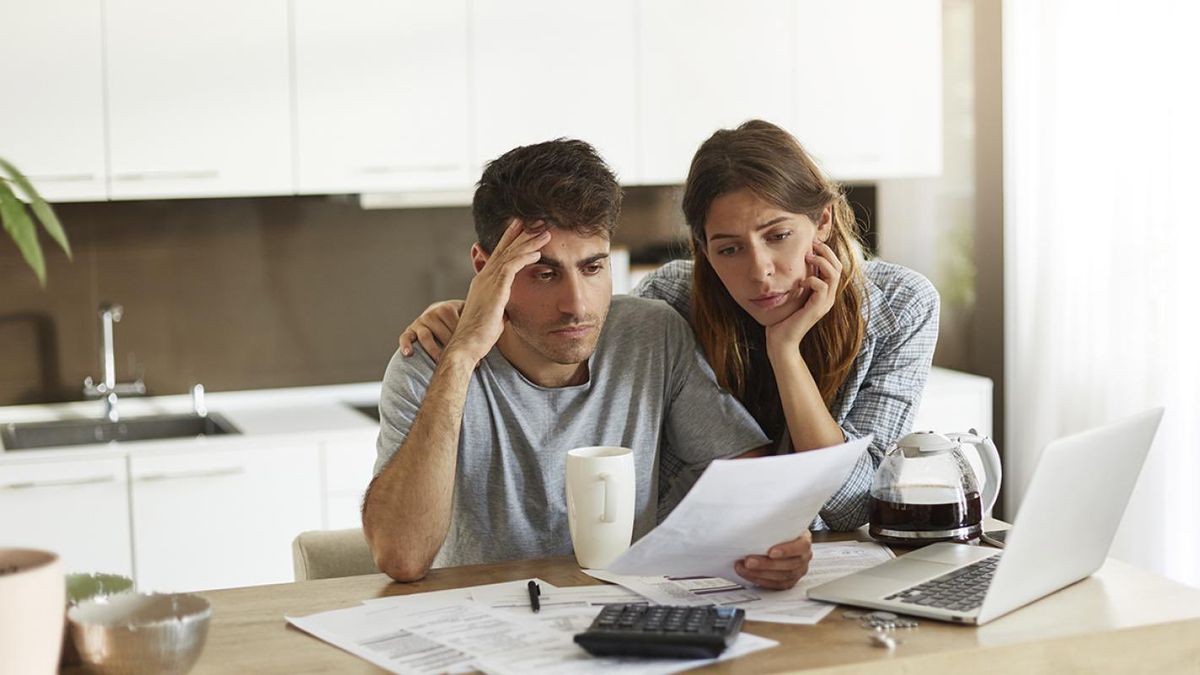 Las deudas agobian a las familias. Esta imagen eligió Emir Félix para explicar detalles del proyecto de desendeudamiento.