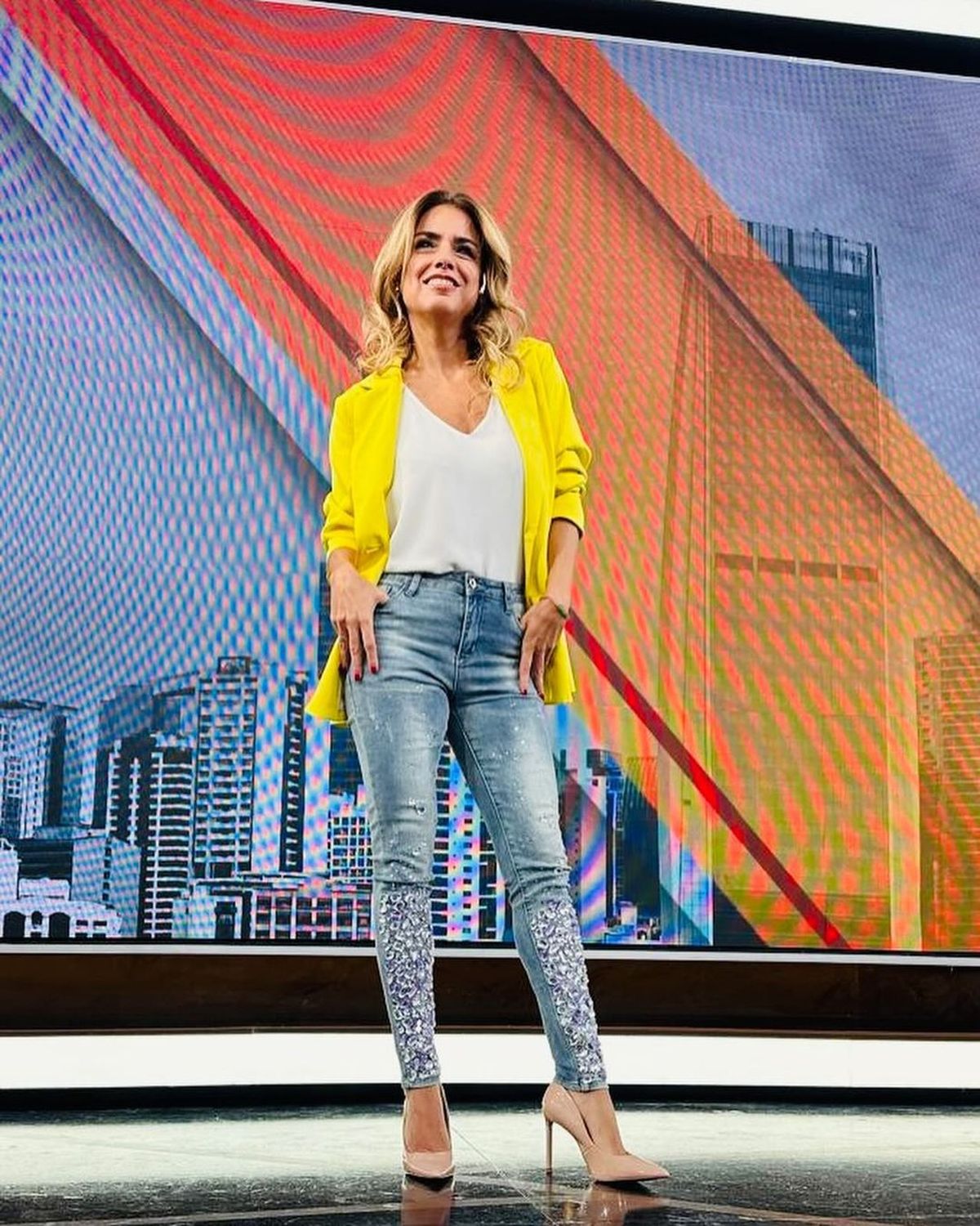 A sus 50 años, Marina Calabró confirma que es la reina de los jeans customizados: shiny, ultra XS y más. A sus 50 años, Marina Calabró confirma que es la reina de los jeans customizados: shiny, ultra XS y más.