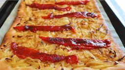 La receta de tarta de pimientos y cebolla sale deliciosa y es perfecta para sorprender a la familia con el mejor sabor.