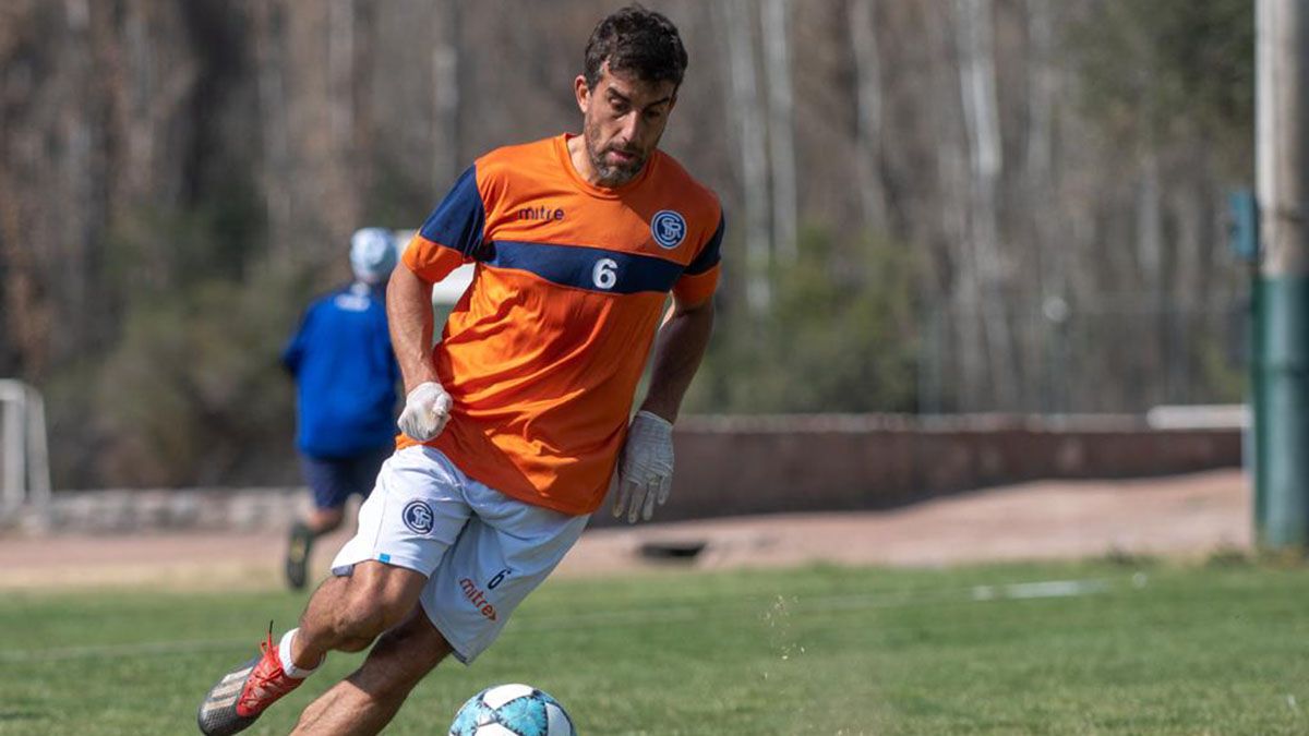 El experimentado Carlos Araujo dejó atrás una lesión y está entrenando con normalidad. (Fotos: gentileza Prensa Independiente Rivadavia).
