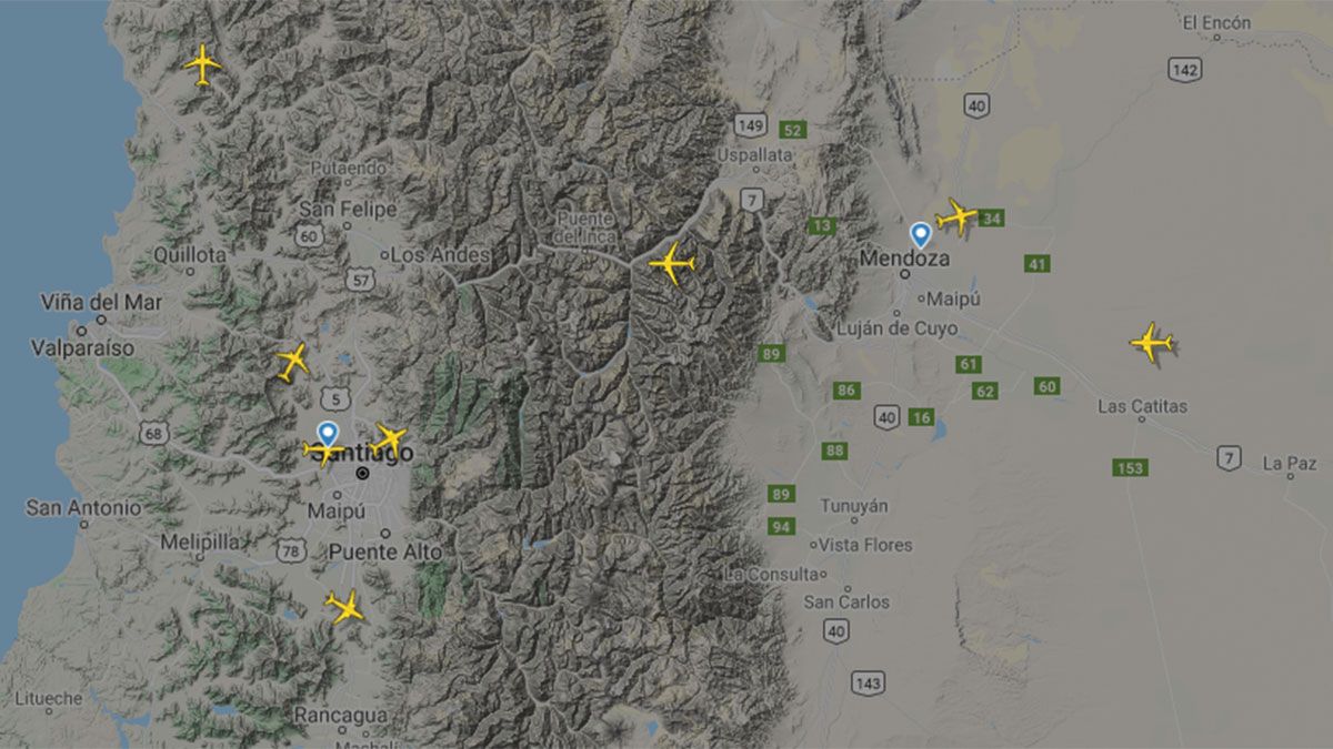 Flight Radar te permite monitorear en vivo los aviones que pasan por las distintas ciudades.