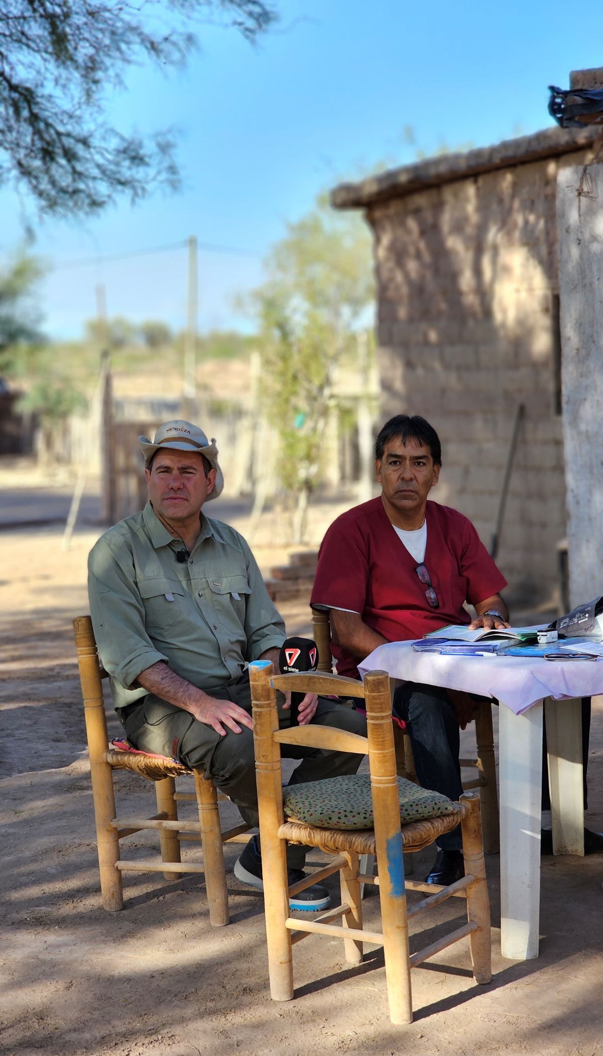Martín, el agente sanitario, esperando para salir al aire. Martín, el agente sanitario, esperando para salir al aire.