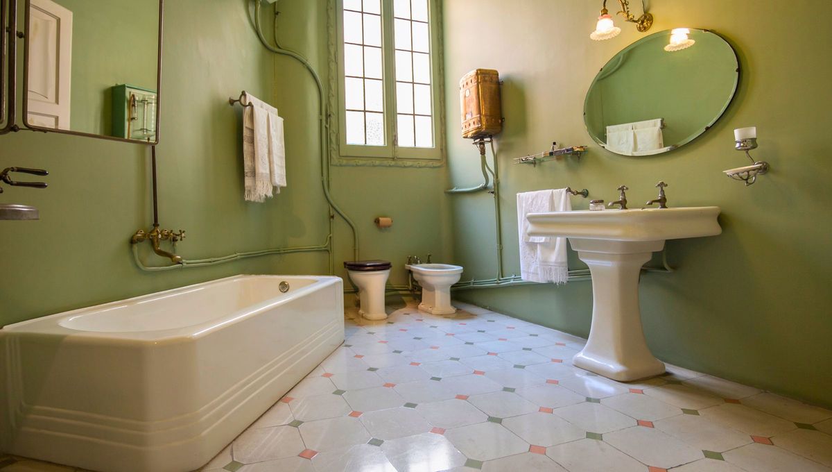 Cuando la decoración de tu baño está fuera de moda, no te gusta o simplemente la humedad lo están destruyendo, debes actuar cuanto antes.