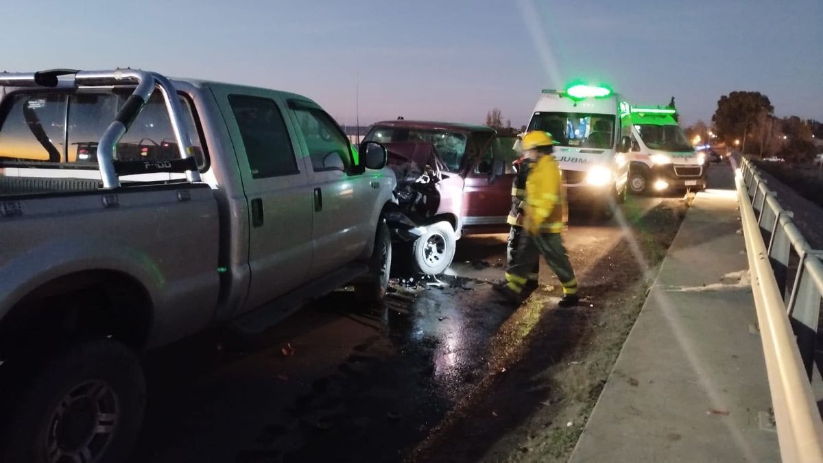Tras un choque frontal entre dos camionetas en Rodeo del Medio