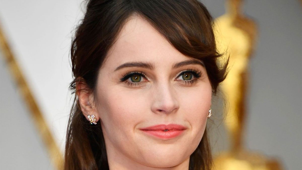 La actriz Felicity Jones interpreta a Ellie Haworth en la película de Netflix.