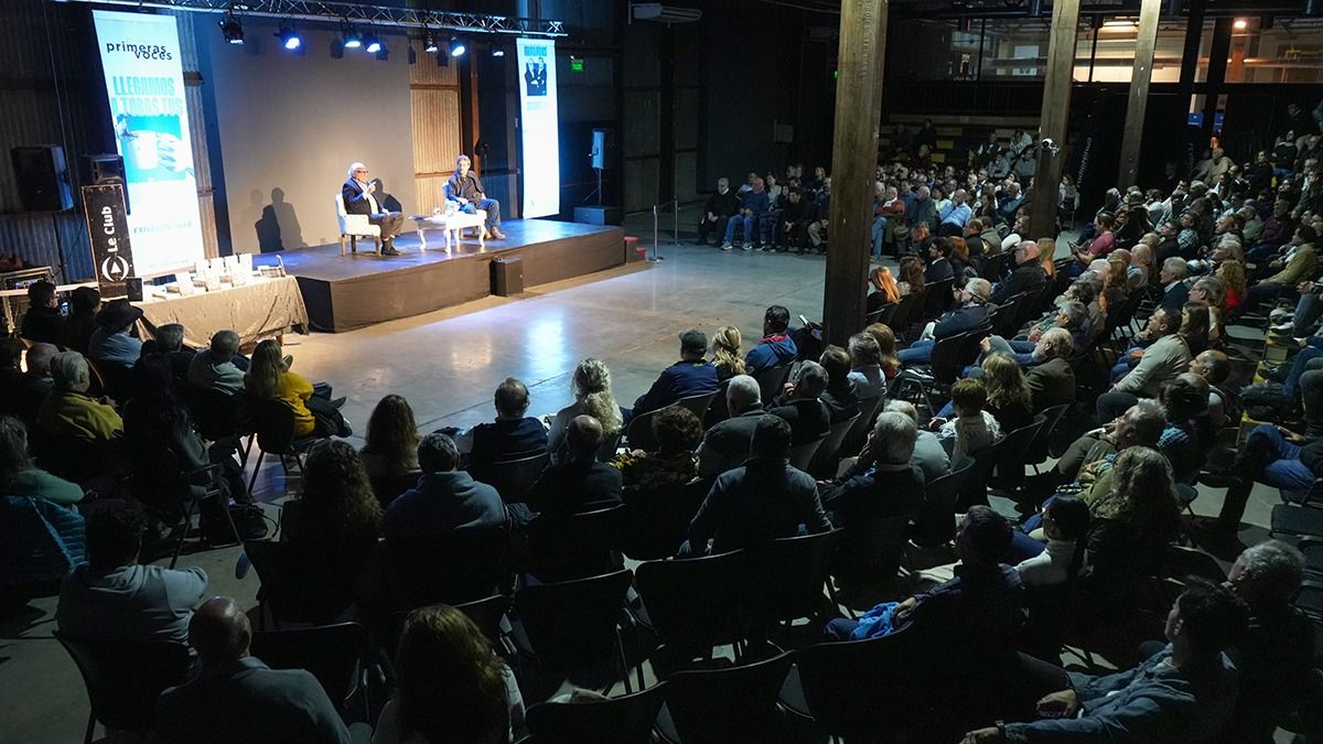 La audiencia de Radio Nihuil agotó las 400 localidades disponibles para el evento de "Primeras Voces" en la Nave Cultural. La audiencia de Radio Nihuil agotó las 400 localidades disponibles para el evento de "Primeras Voces" en la Nave Cultural.